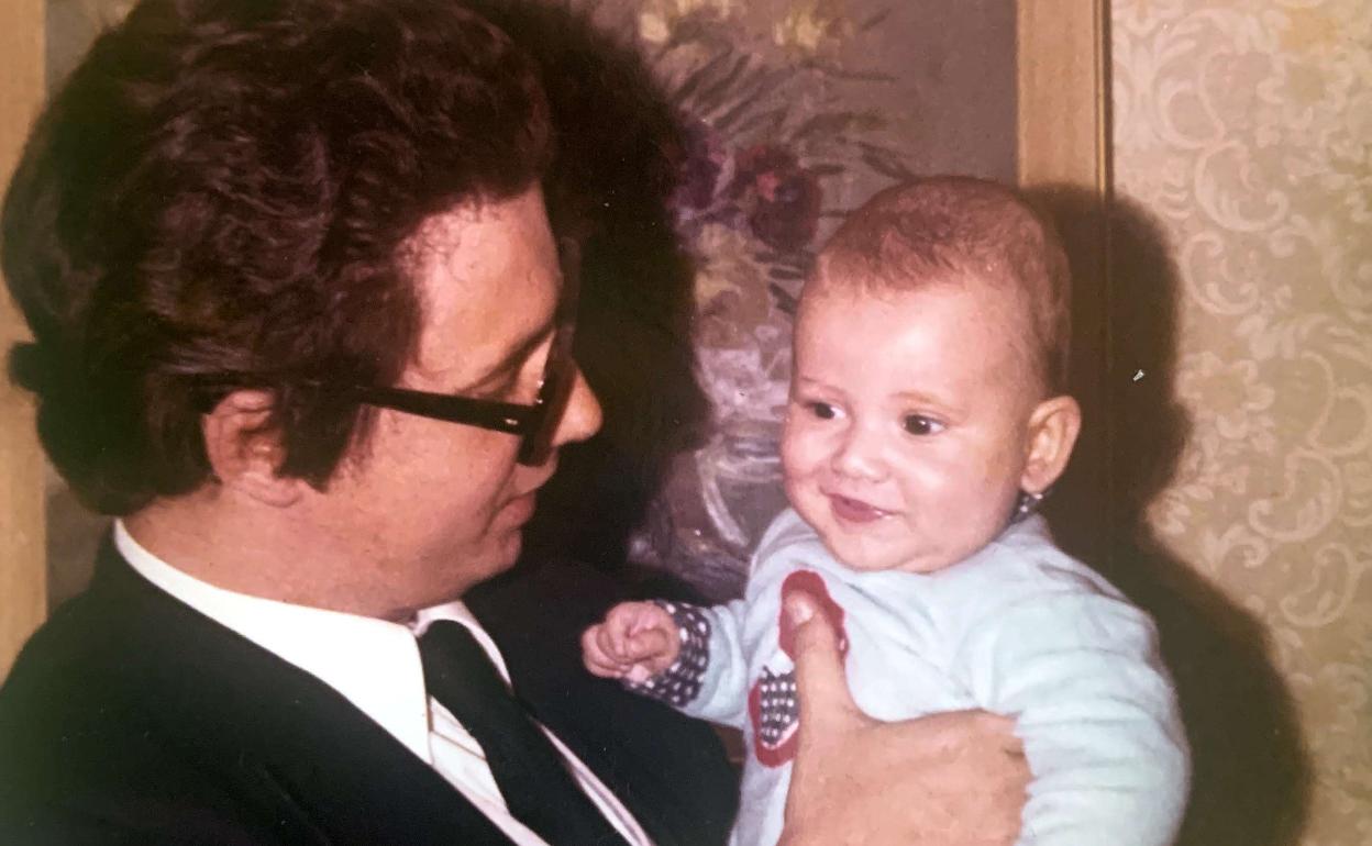 Juan de Dios Doval, en una imagen familiar con su hijo mayor.