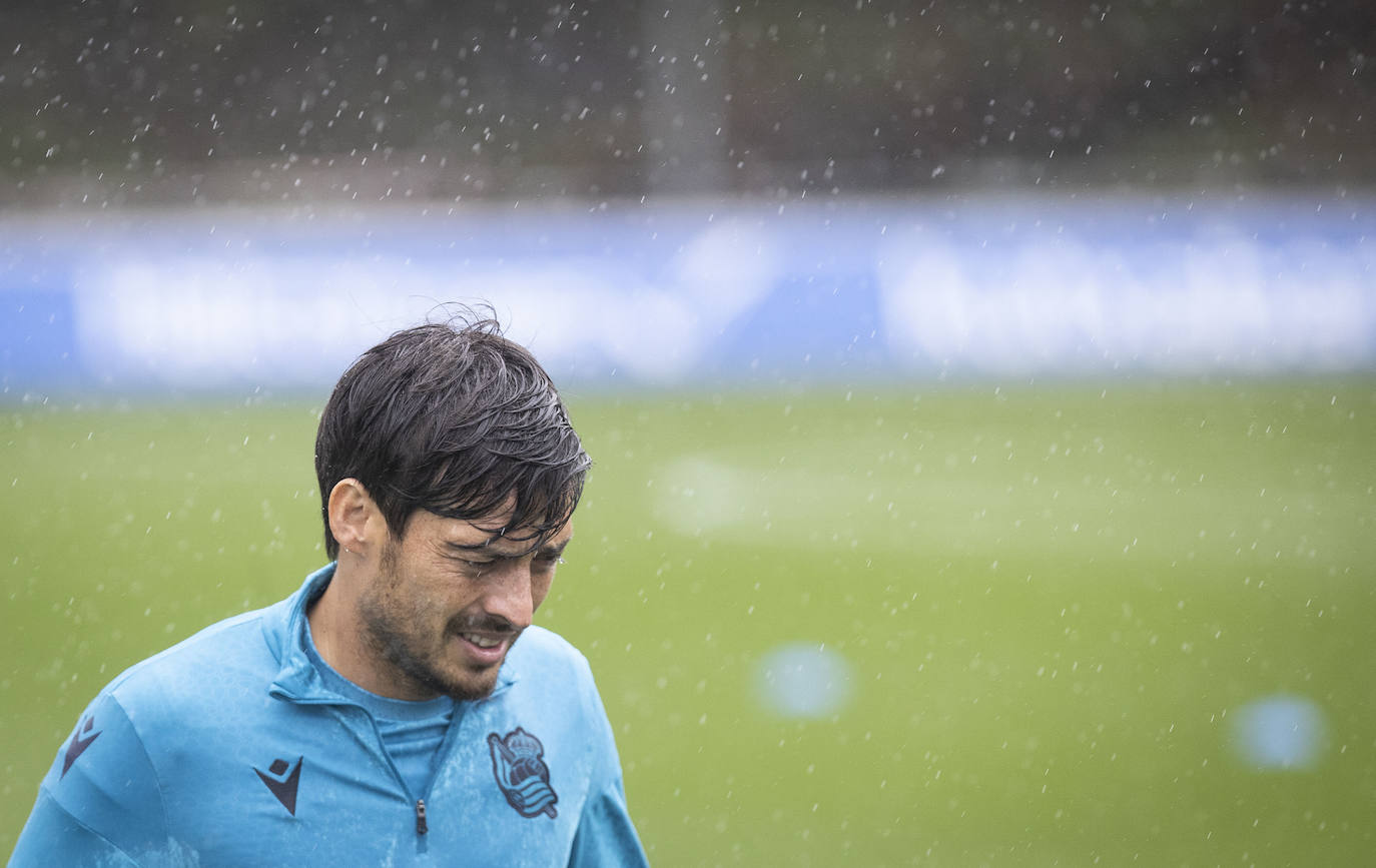 David Silva, en un entrenamiento bajo la lluvia.