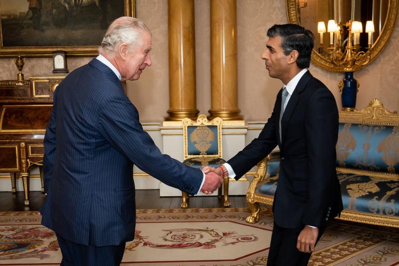 El rey Carlos III saluda al nuevo primer ministro, Rishi Sunak