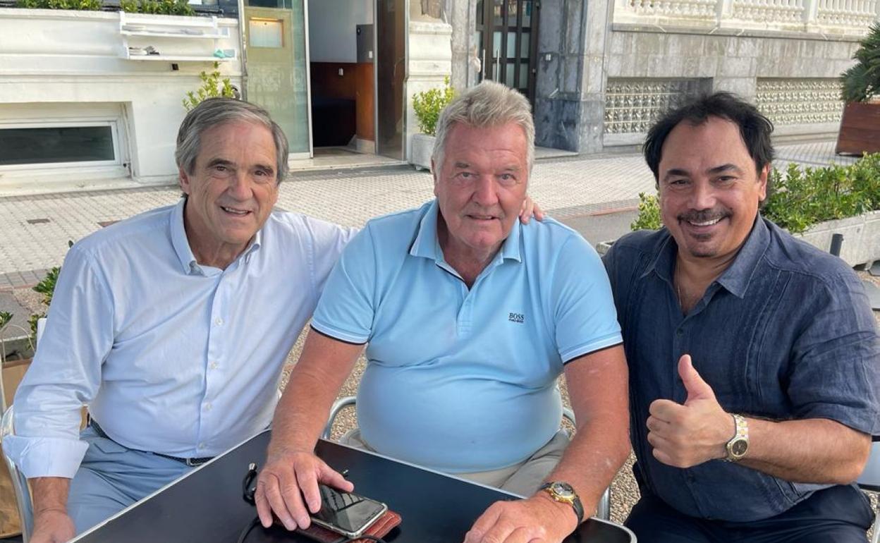 Luis Arconada, John Toshack y Hugo Sánchez, en Donostia. 