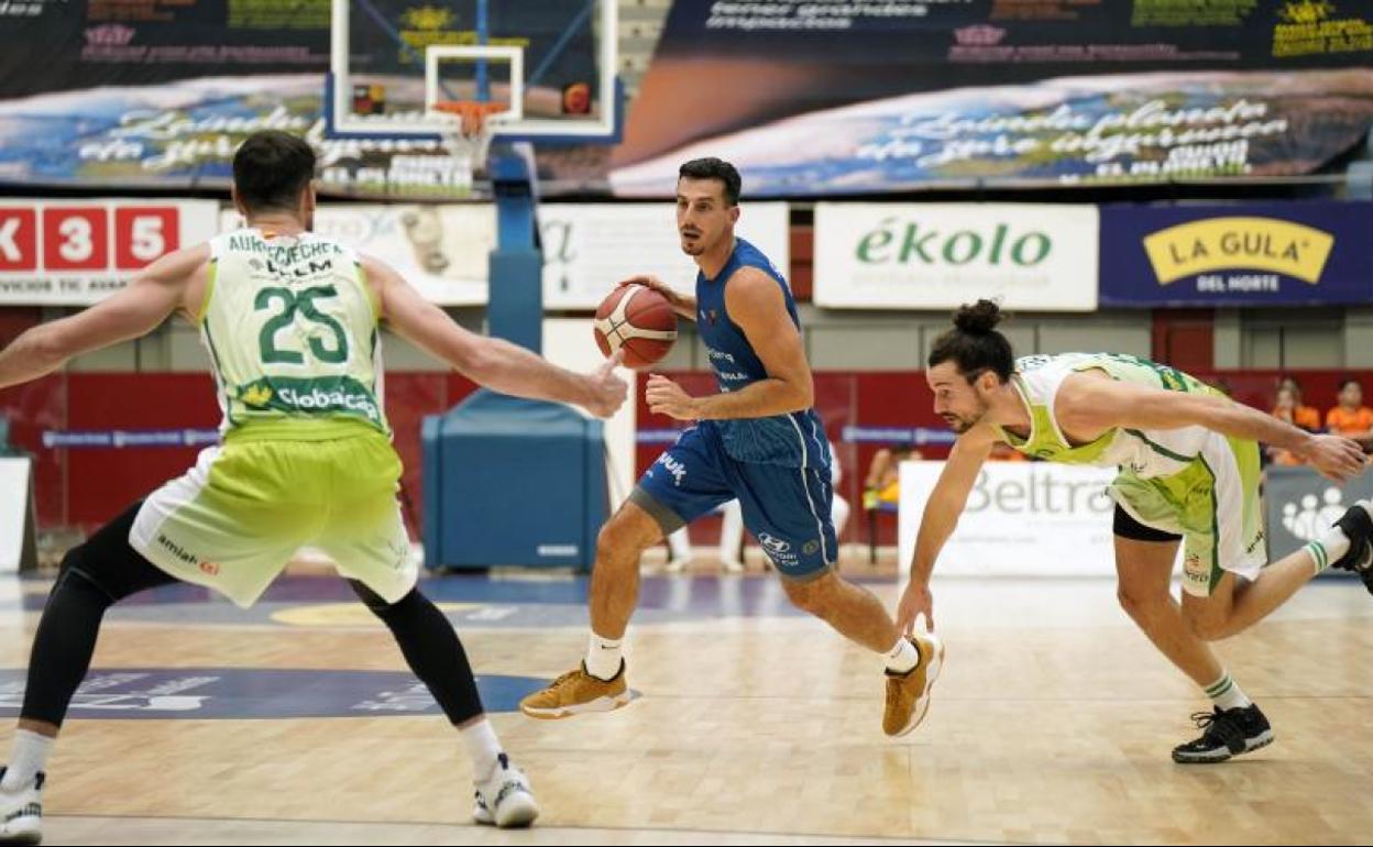 Sollazzo bota el balón ante Aurrecoechea en el partido del pasado domingo ante el Albacete.