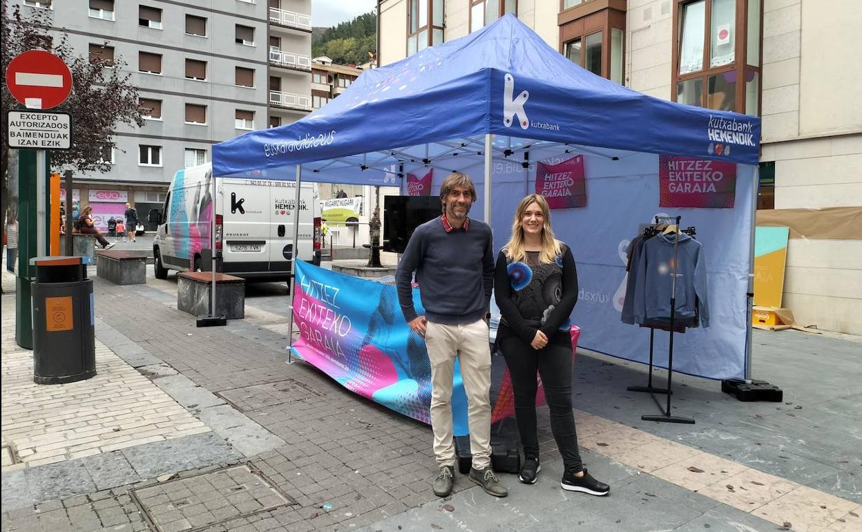 Astelehenean Ermura gerturatu zen gune ibiltaria, eta bertan eta bertan izan ziren gunearen babesle diren, Kutxabank eta ZubeldiaRent entitateetako ordezkariak. 