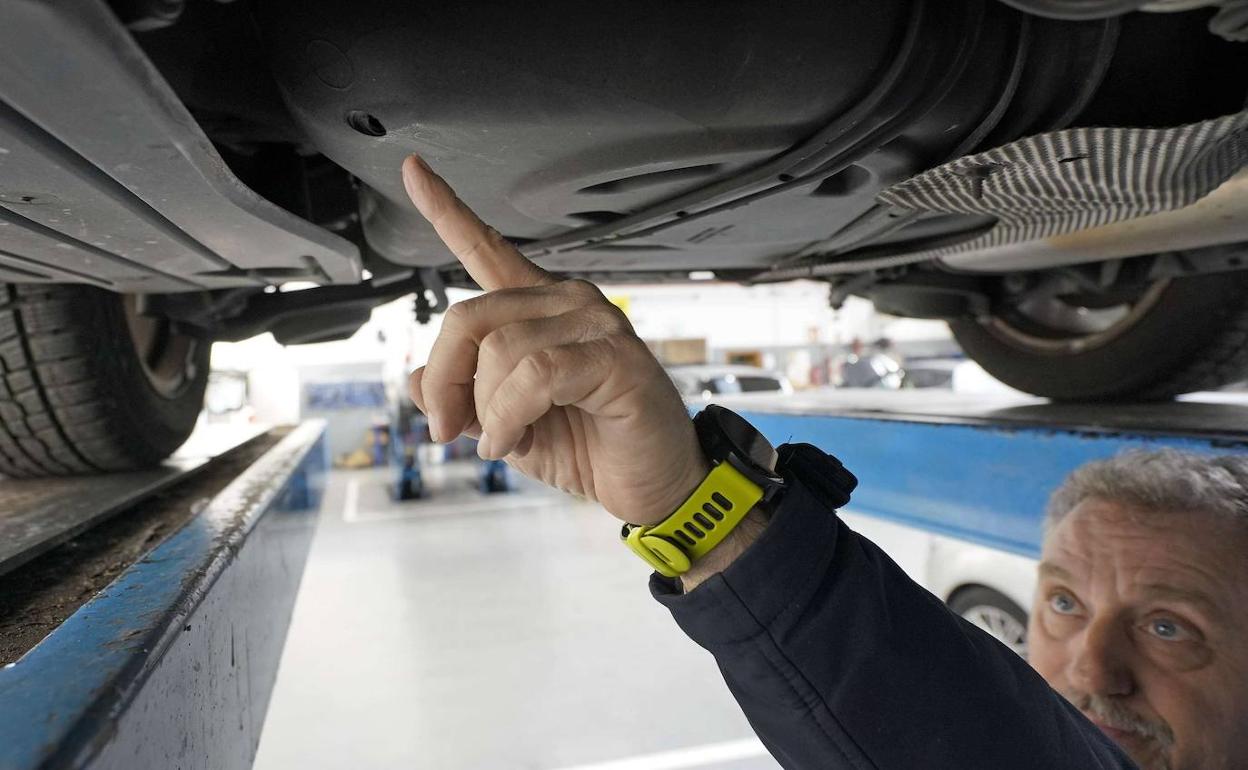 Un mecánico señala el agujero de un depósito perforado en San Sebastián este año. 