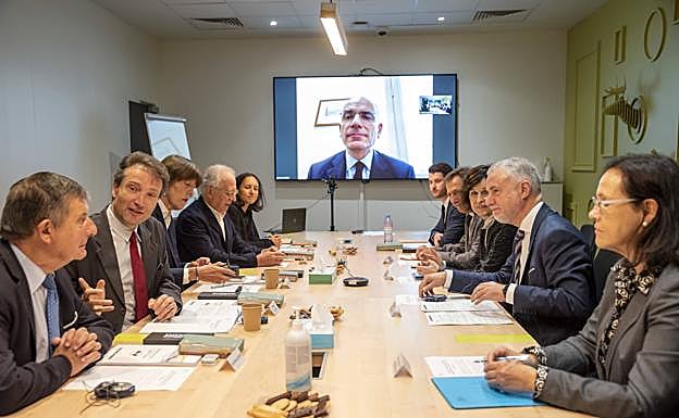 El lehendakari, en la mesa de expertos.