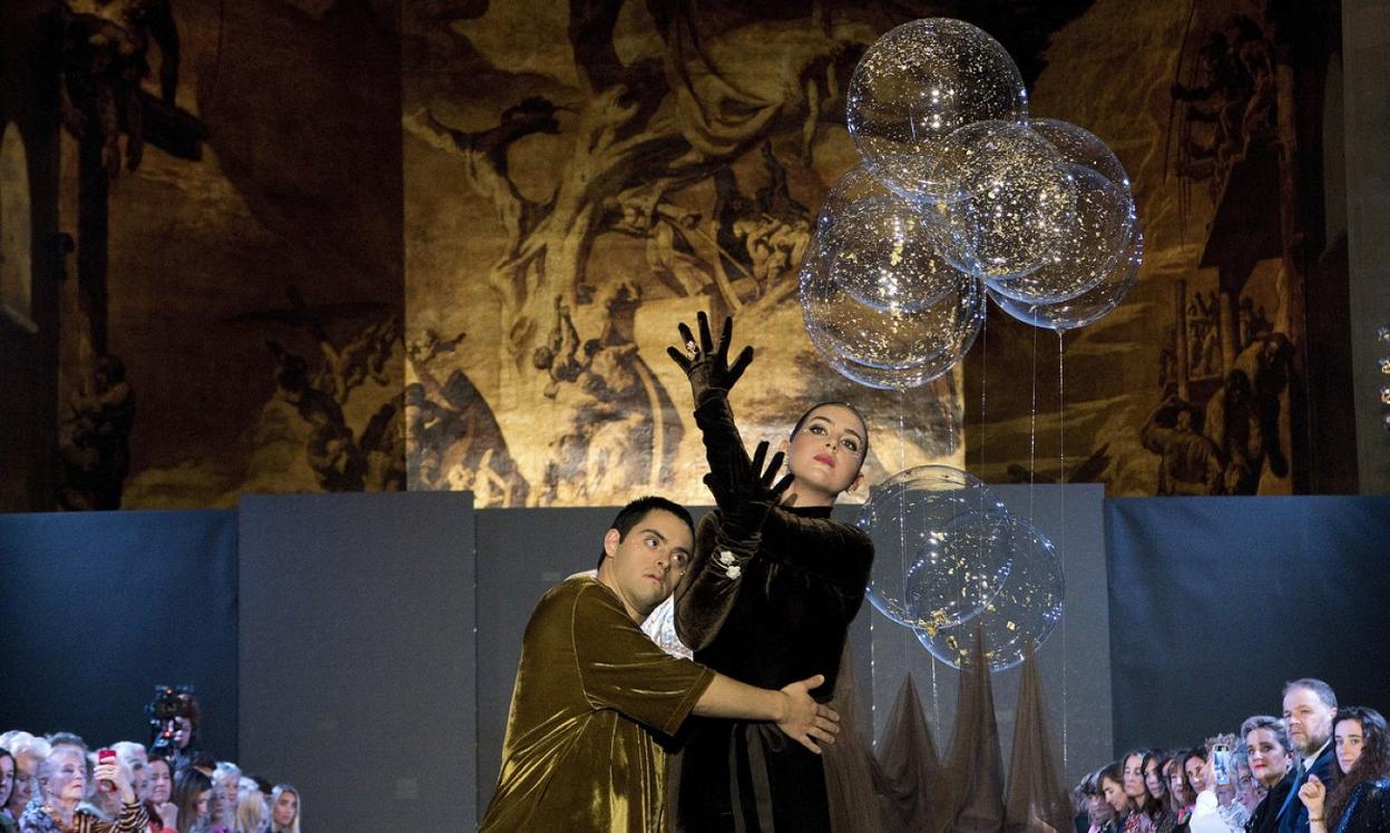 Los bailarines de Verdini Dantza Taldea, en uno de los momentos del desfile. 