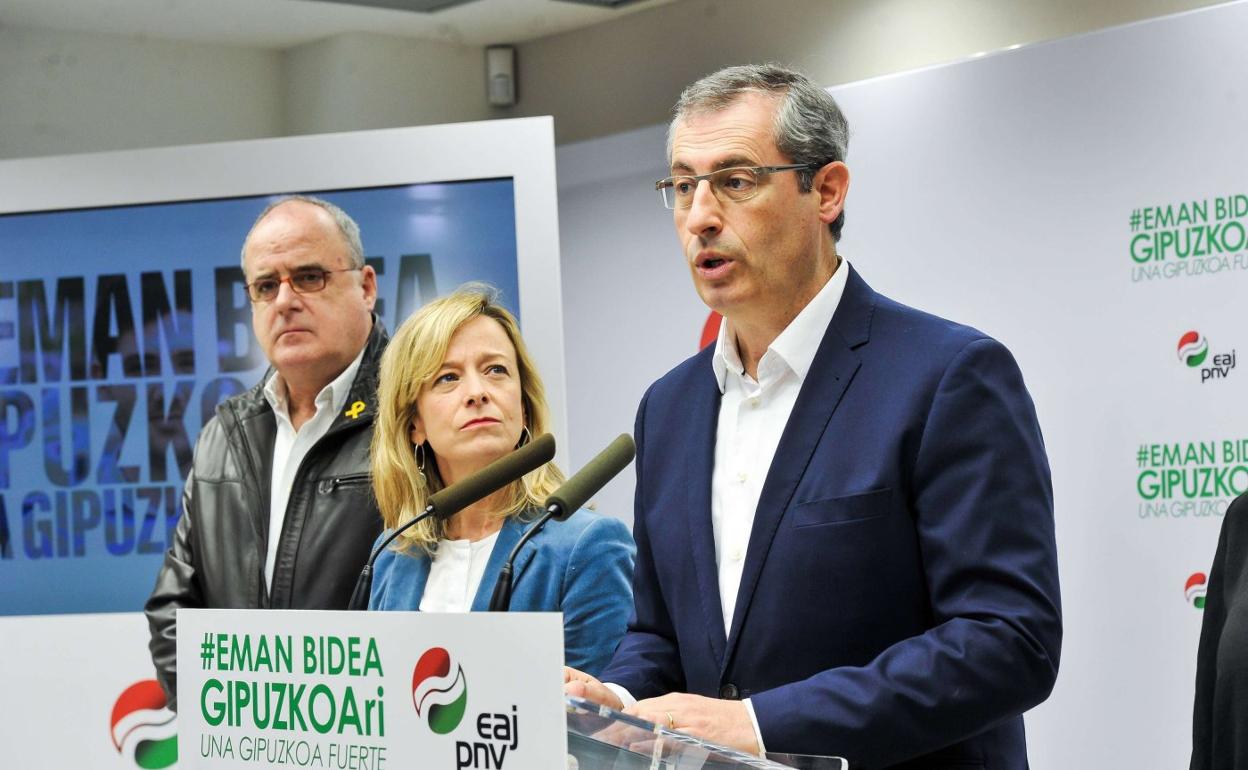 Joseba Egibar, Eider Mendoza y Markel Olano, en una comparecencia en 2019, en la sede del GBB en Donostia. 