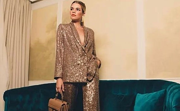 Traje de dos piezas de brillo.