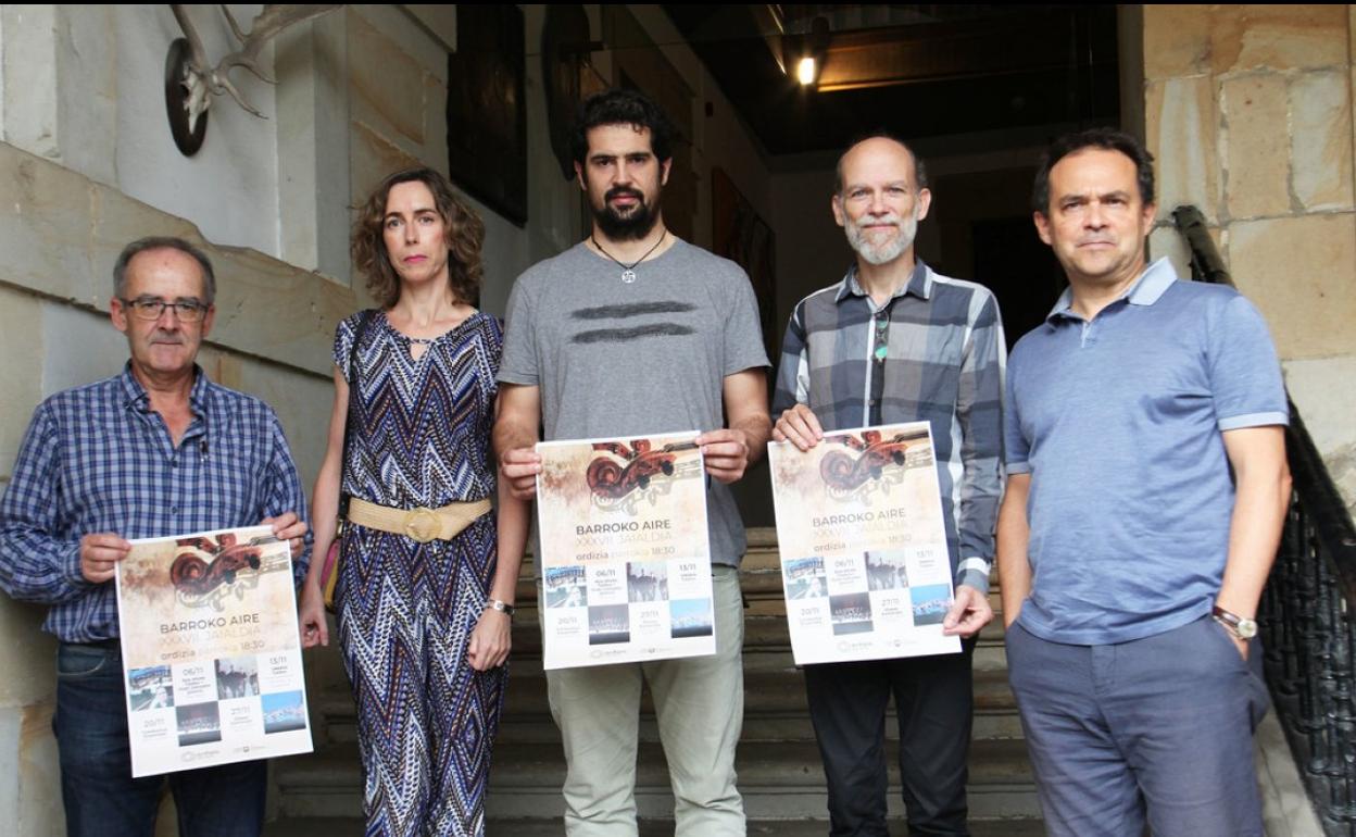 Iñaki Hidalgo, Maider Aizpurua, Lander Mujika, David Azurza y Andoni Sierra, en la presentación del ciclo. 