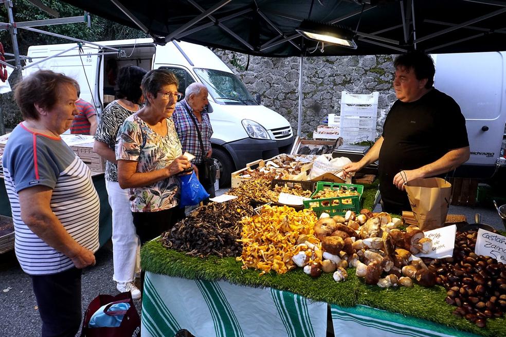 Hernani. Mikel Lasa atiende a dosclientas en su puesto delmercado de Hernani. 