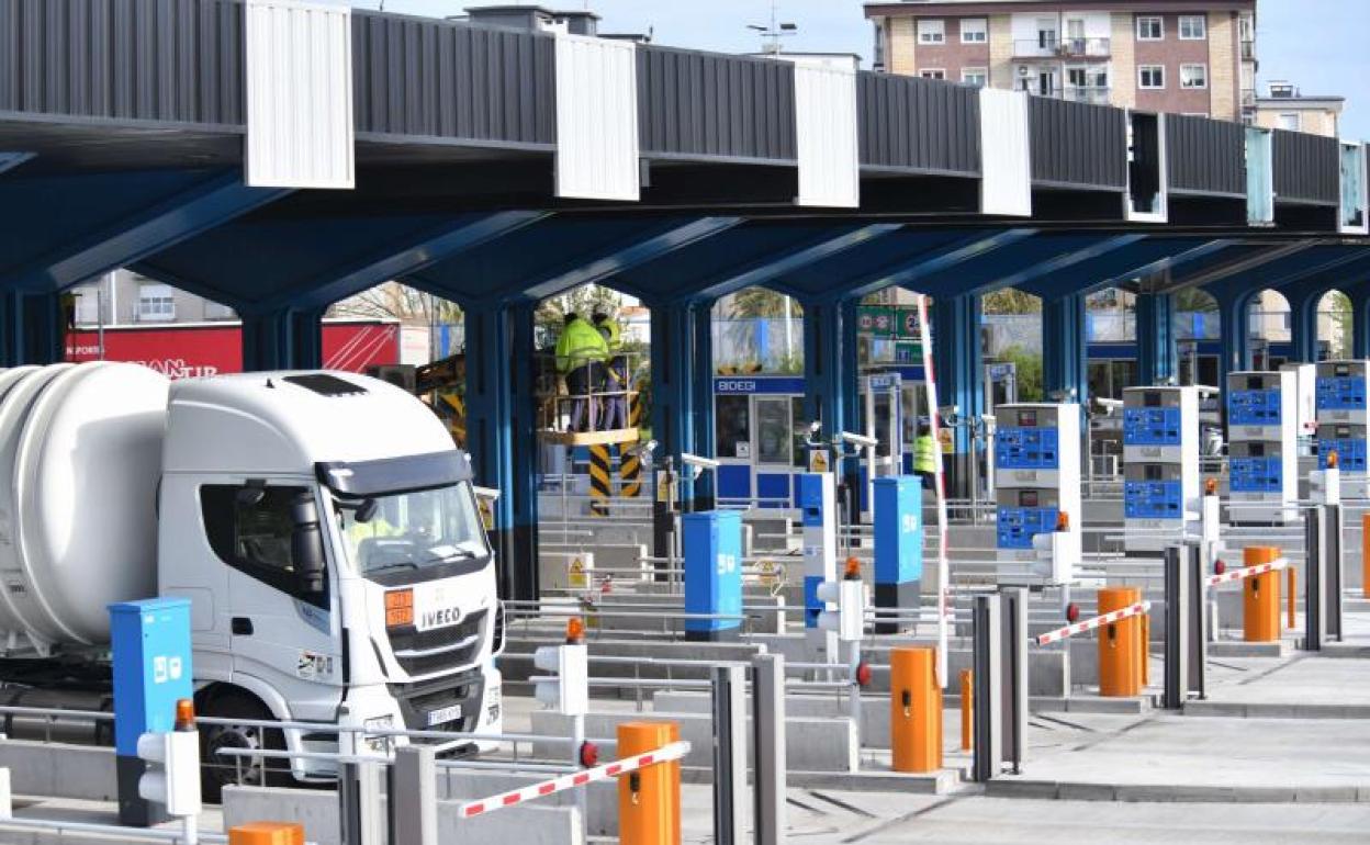 Un camión pasa por el peaje de la AP-8 en Zarautz. 