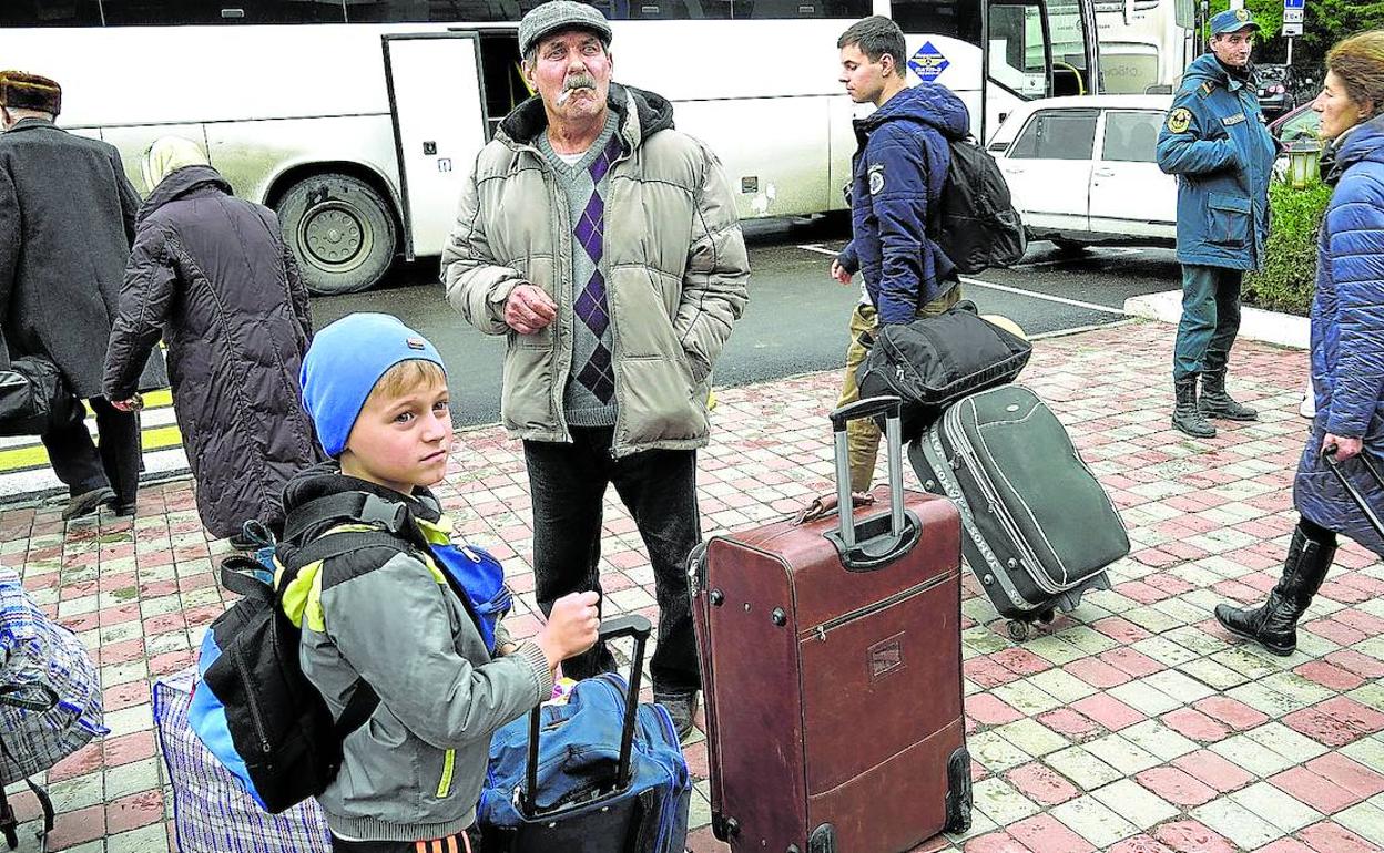 Civiles evacuados de Jersón aguardan en la estación de Dzhankoi, en Crimea, para ser enviados hacia el interior de Rusia.