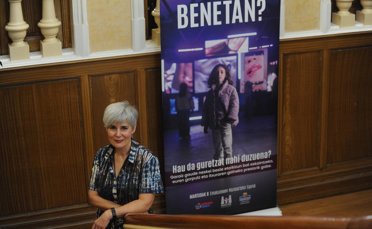 Miren Elgarresta posa en las escalinatas del edificio de Emakunde, en Vitoria. 