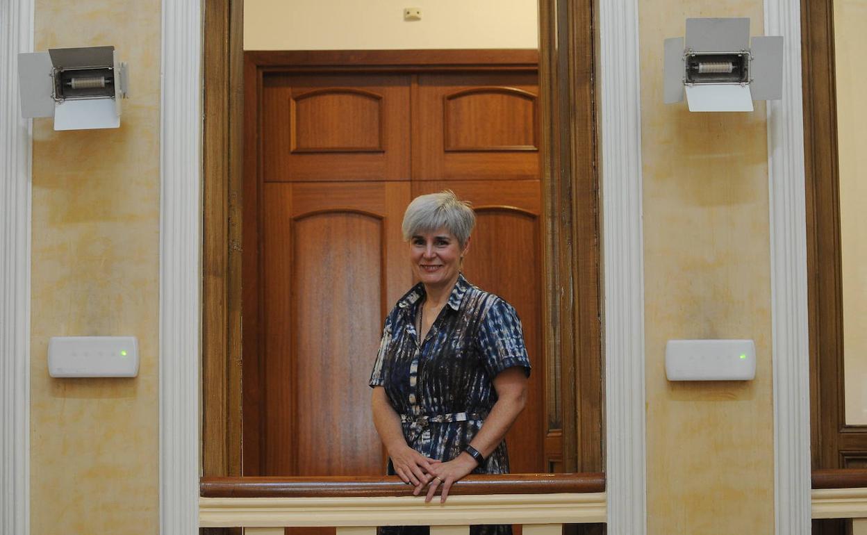 Miren Elgarresta posa en una ventana del edificio de Emakunde, en Vitoria. 