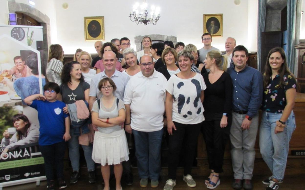 Familiares y amigos de Atzegi en la recepción ofrecida por el Ayuntamiento en el salón de plenos. 