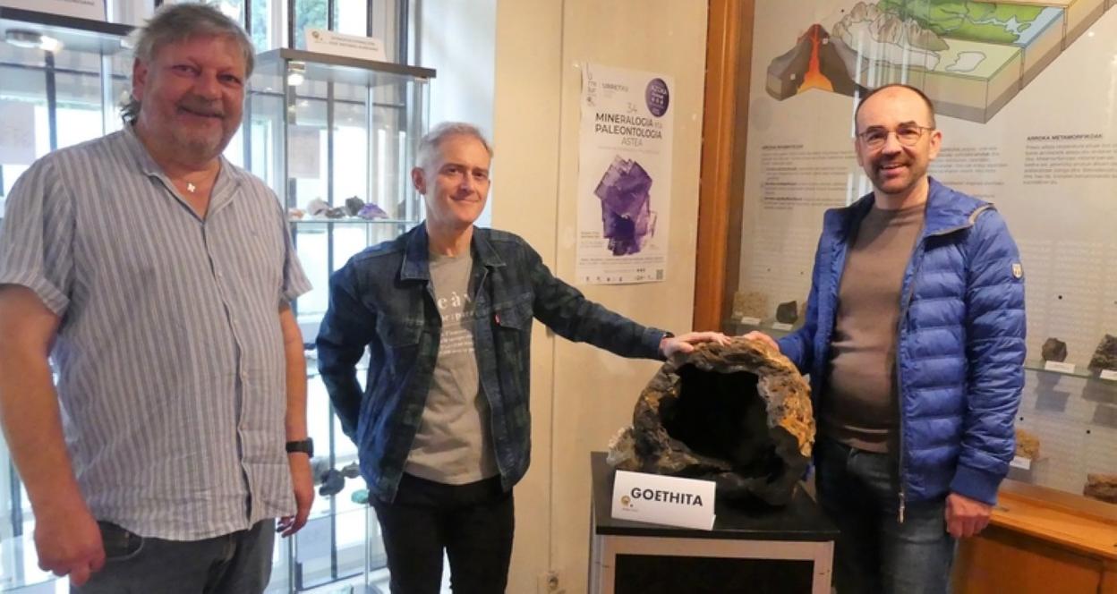 Holzammer, Horst y Luqui junto a una geoda de Goethita. 