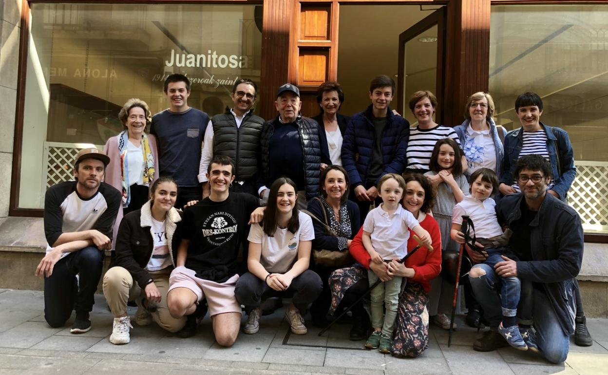 Tres imágenes para el recuerdo de los cierres del Bar Guria, la mercería Urtaza (Kirrin) y Juanitosa, establecimientos emblemáticos que son ya parte de la historia de Oñati. 