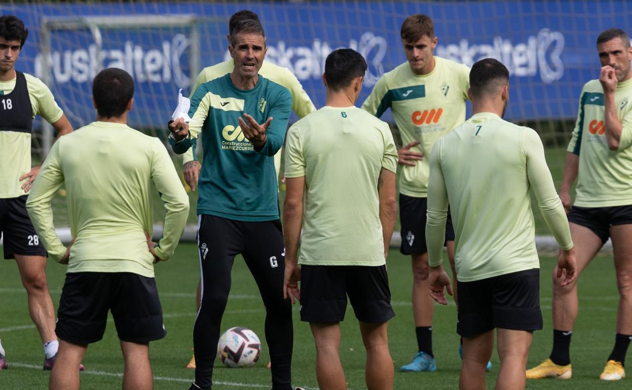 Gaizka Garitano da consignas a su plantilla en Unbe. 