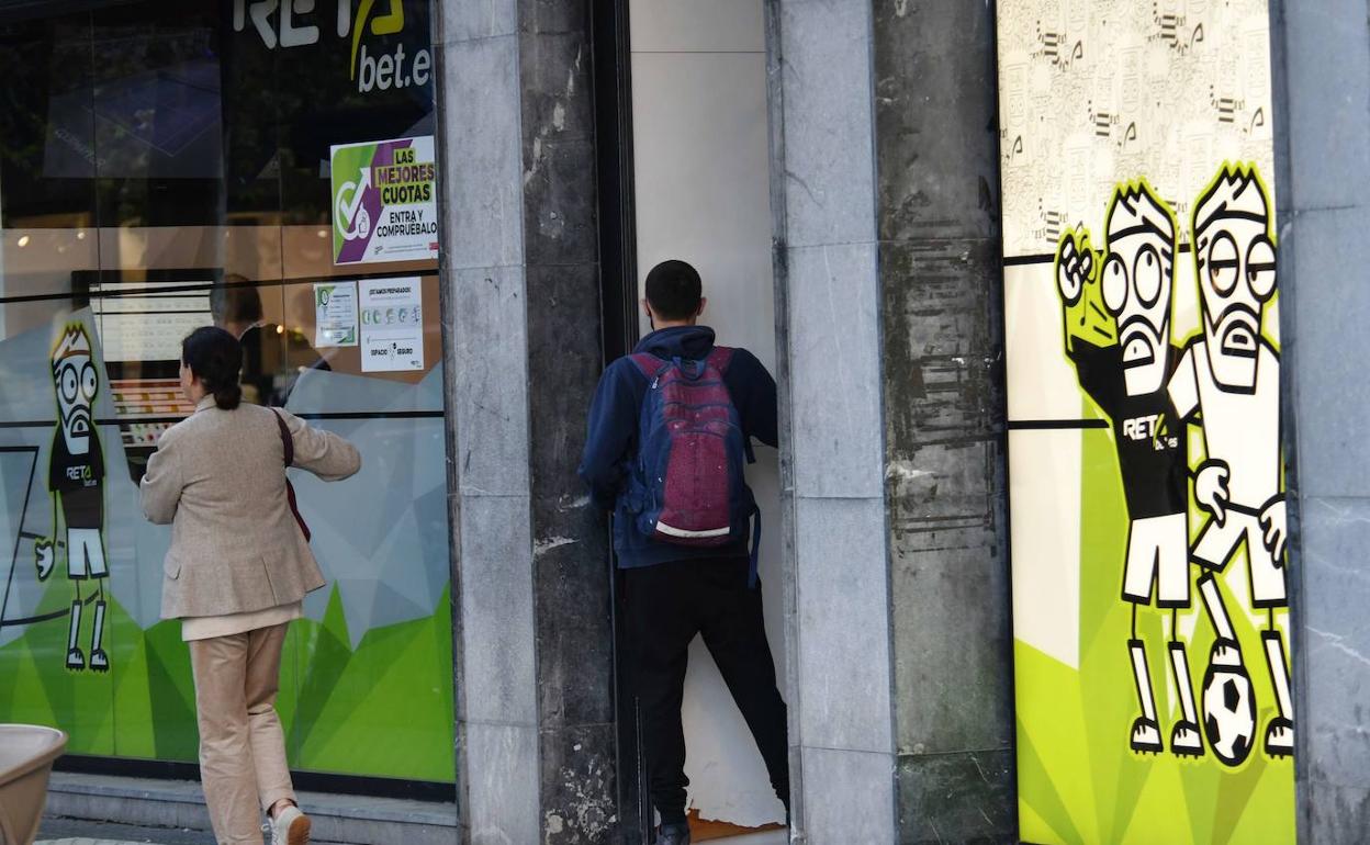 Entrada de un establecimiento de apuestas deportivas.