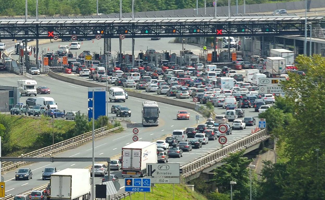 Uno de los atascos producidos en la frontera este pasado verano.