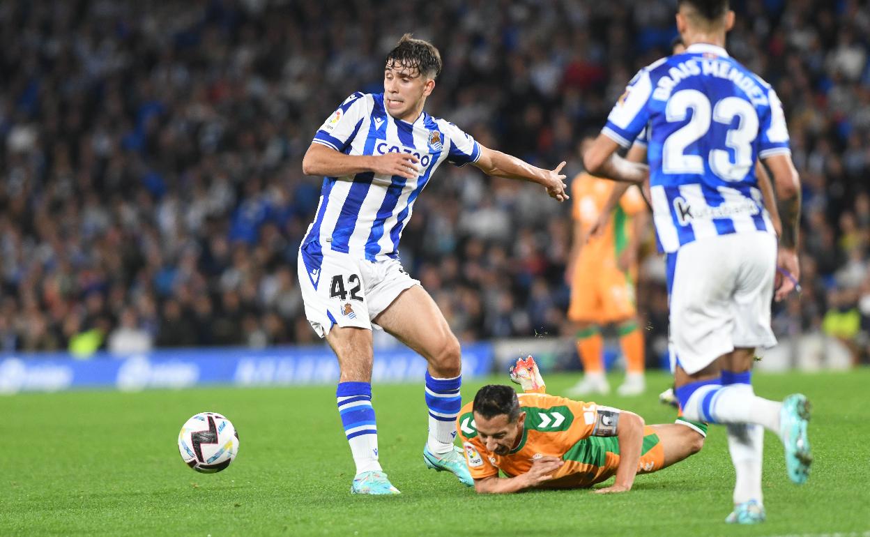 Pablo Marín trata de ganar el esférico en una acción del partido. 