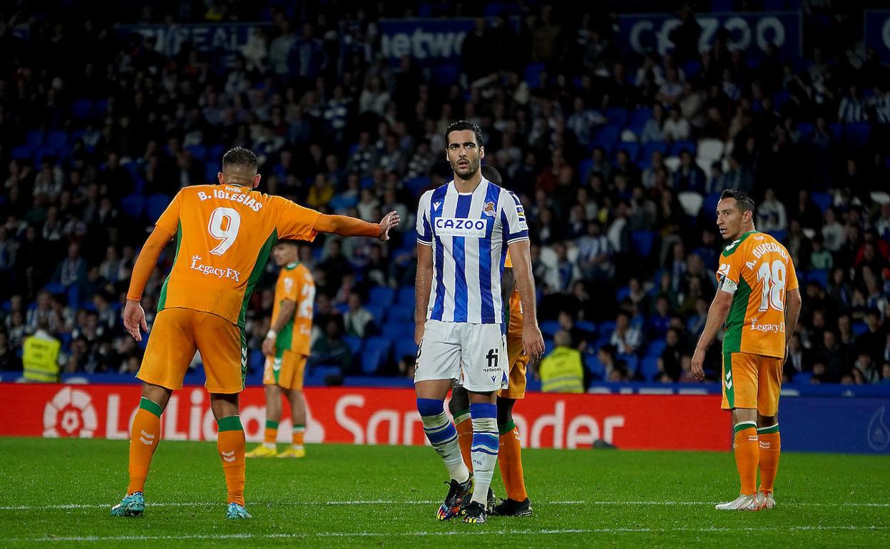 Mikel Merino mira a la grada durante el Real Sociedad-Betis.