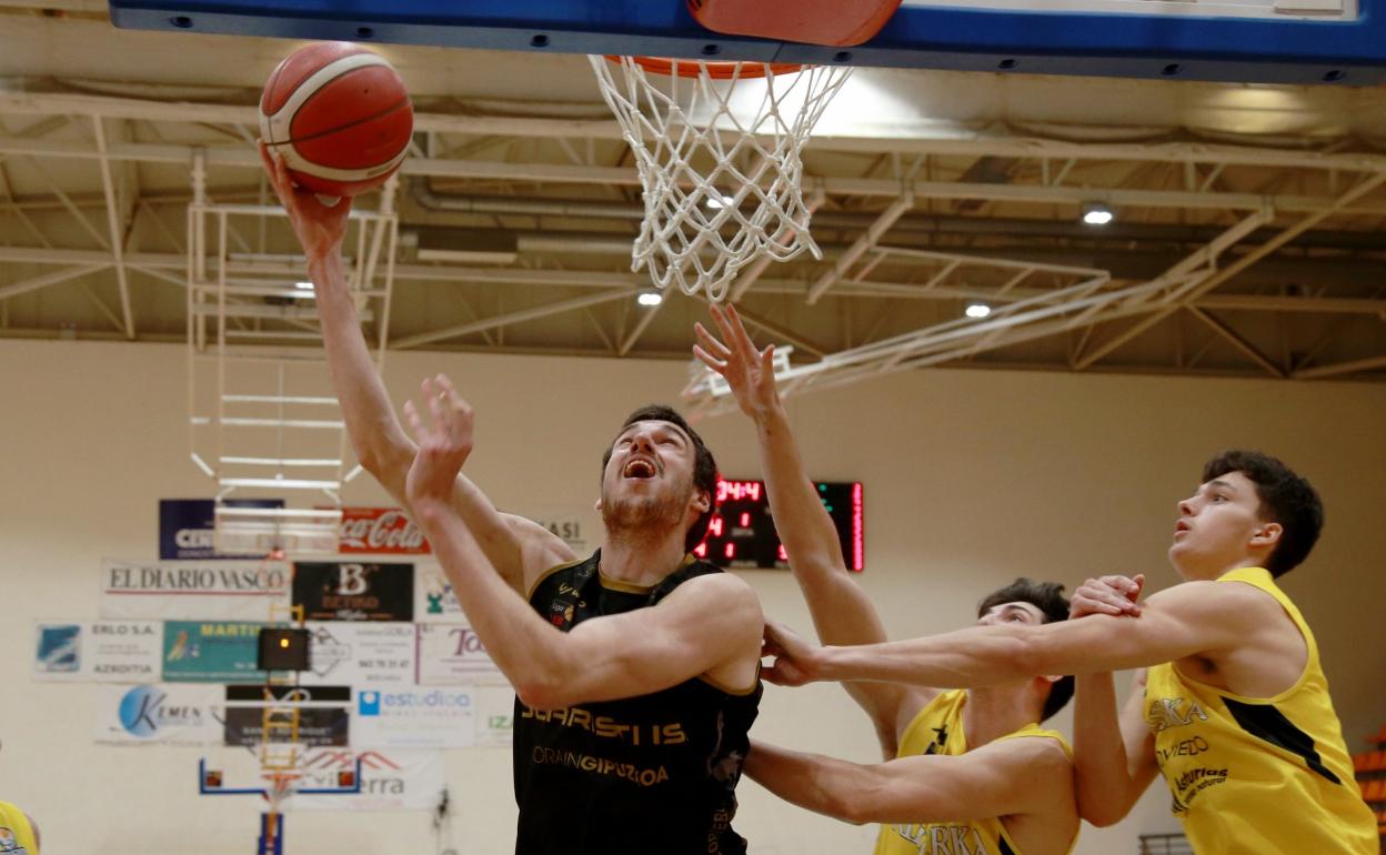 Gielen deja el balón en el aro. 