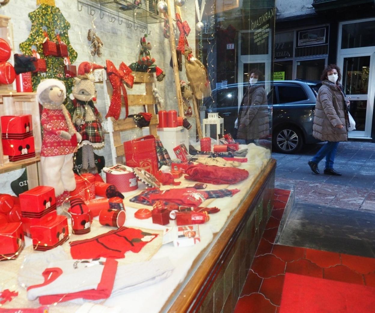 La decoración navideña volverá a los escaparates de Elgoibar. 