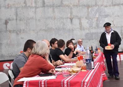 Imagen secundaria 1 - El jurado degustó los mondejus que los miembros de Ardiki Eguna Elkartea se afanaron en preparar desde primera hora