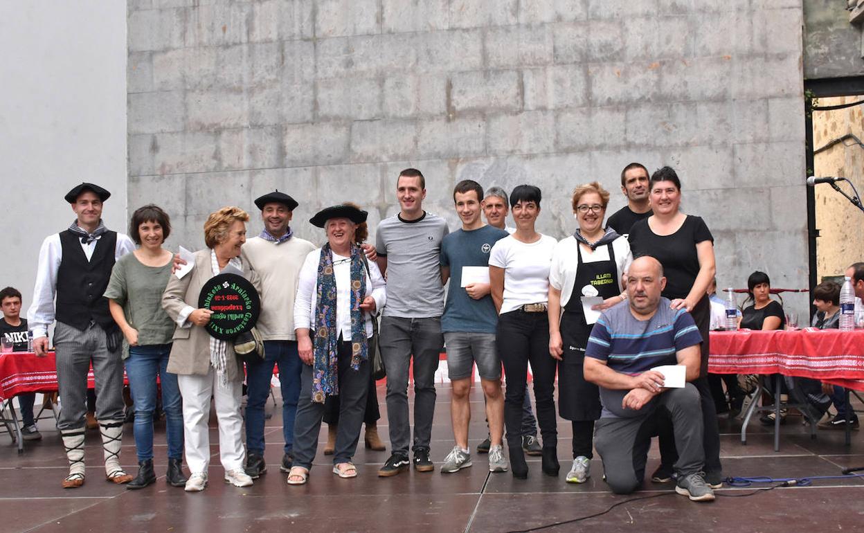 Foto de grupo con los premiados en los concursos del Ardiki Eguna, este domingo en Zaldibia. 