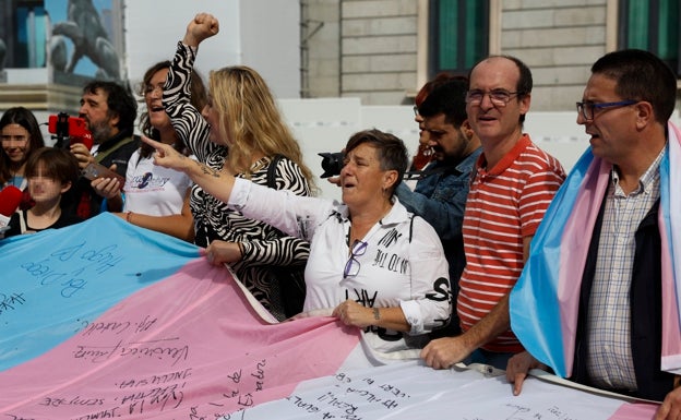 Las enmiendas del PSOE a la ley trans quedan en tierra de nadie