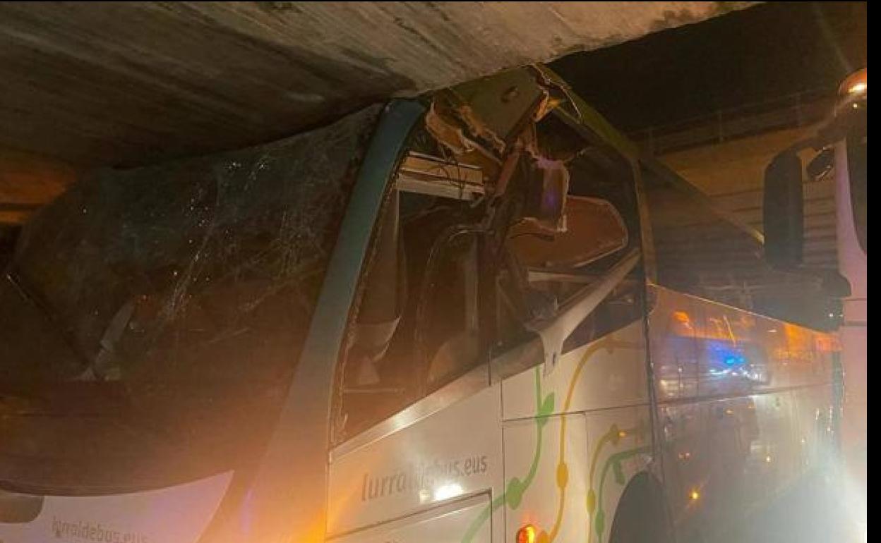 El autobús de Lurraldebus tras haber impactado contra el túnel. 