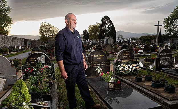 Imagen principal - Día de Todos los Santos: Sepulturero, una profesión con la que nadie sueña de niño