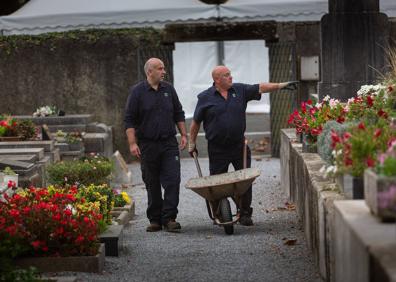 Imagen secundaria 1 - Día de Todos los Santos: Sepulturero, una profesión con la que nadie sueña de niño