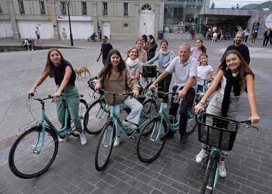 Imagen secundaria 1 - De Asturias. Eva Estrada fotografía a su novio, Felipe García, y 'Sella' junto al Aquarium de San Sebastián. En bicicleta. Los Pujol i Ribó, deBarcelona, de ruta por Gipuzkoa. Excursión. La venezolana Lara Pérez enseña Donostiaa su amiga y compatriota Andrea Arzola.
