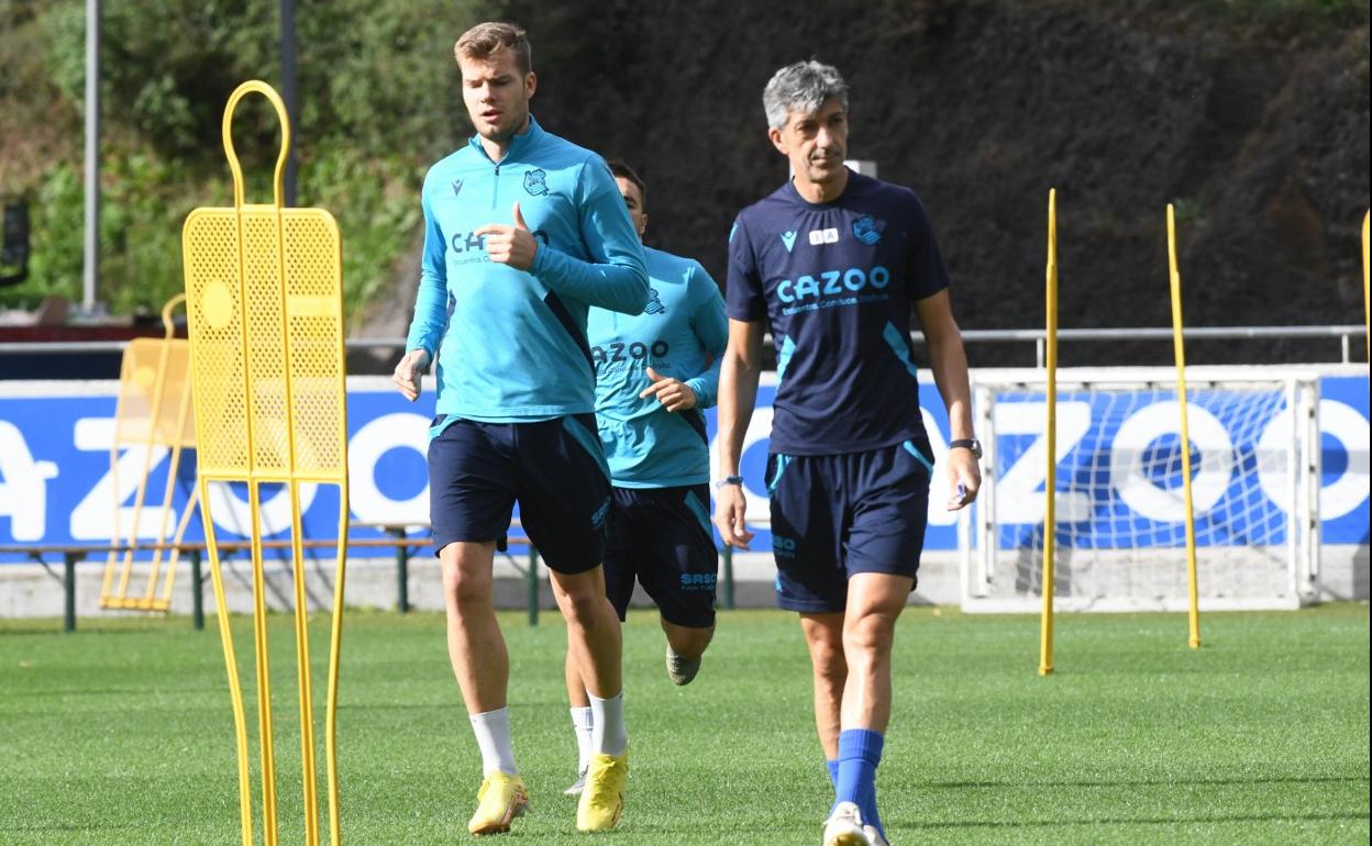 Imanol, con Sorloth a su espalda, en un entrenamiento en Zubieta. 