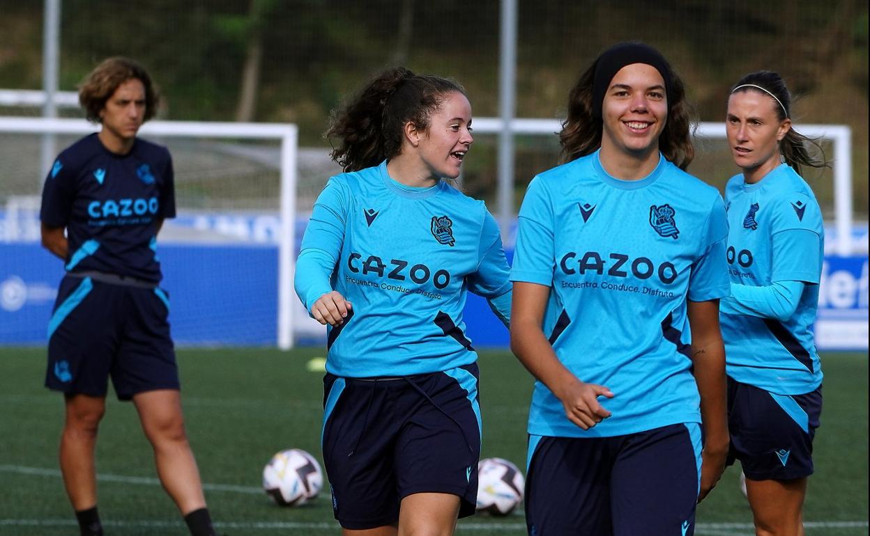 Jacinto camina por delante de Nerea Eizagirre y Gemma Gili. 