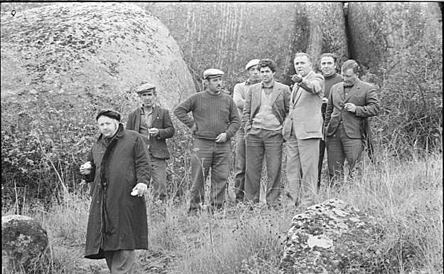 Wolf Vostell junto a vecinos del pueblo en los inicios de su proyecto en Malpartida, en el año 1974