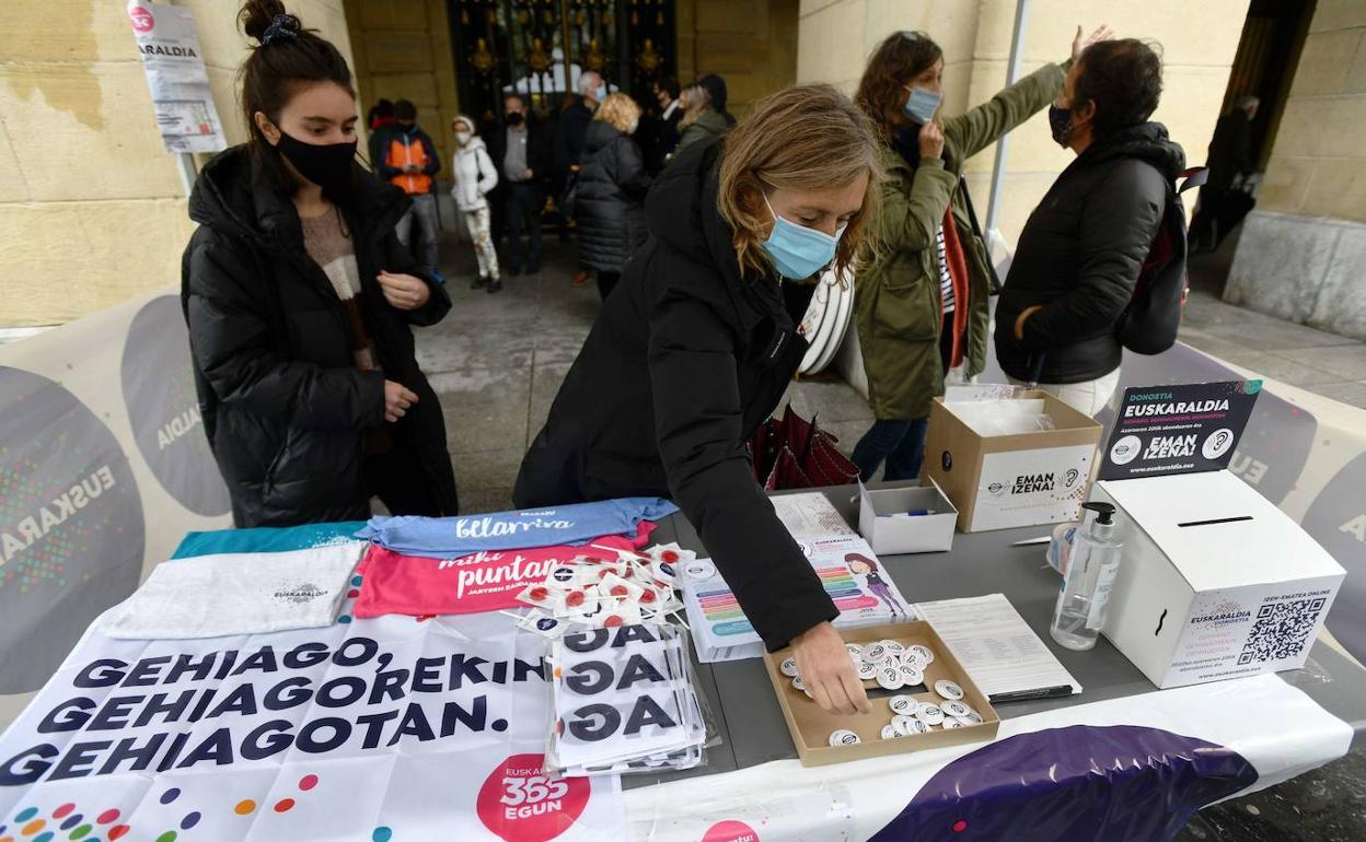 Txapa banaketa 2020ko Euskaraldian. Txapa jantzea, ordea, ez da nahikoa ariketa probetxuz burutzeko.