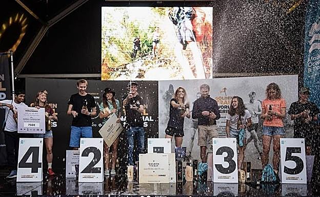 Celebrando en el podio. 