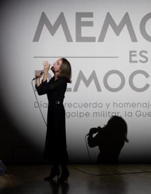 Imagen secundaria 2 - 1. Familiares de las víctimas Del franquismo. 2. La vicepresidenta Yolanda Díaz saluda a uno de los asistentes. 3. Ana Belén canta 'España camisa blanca de mi esperanza' durante el acto. 