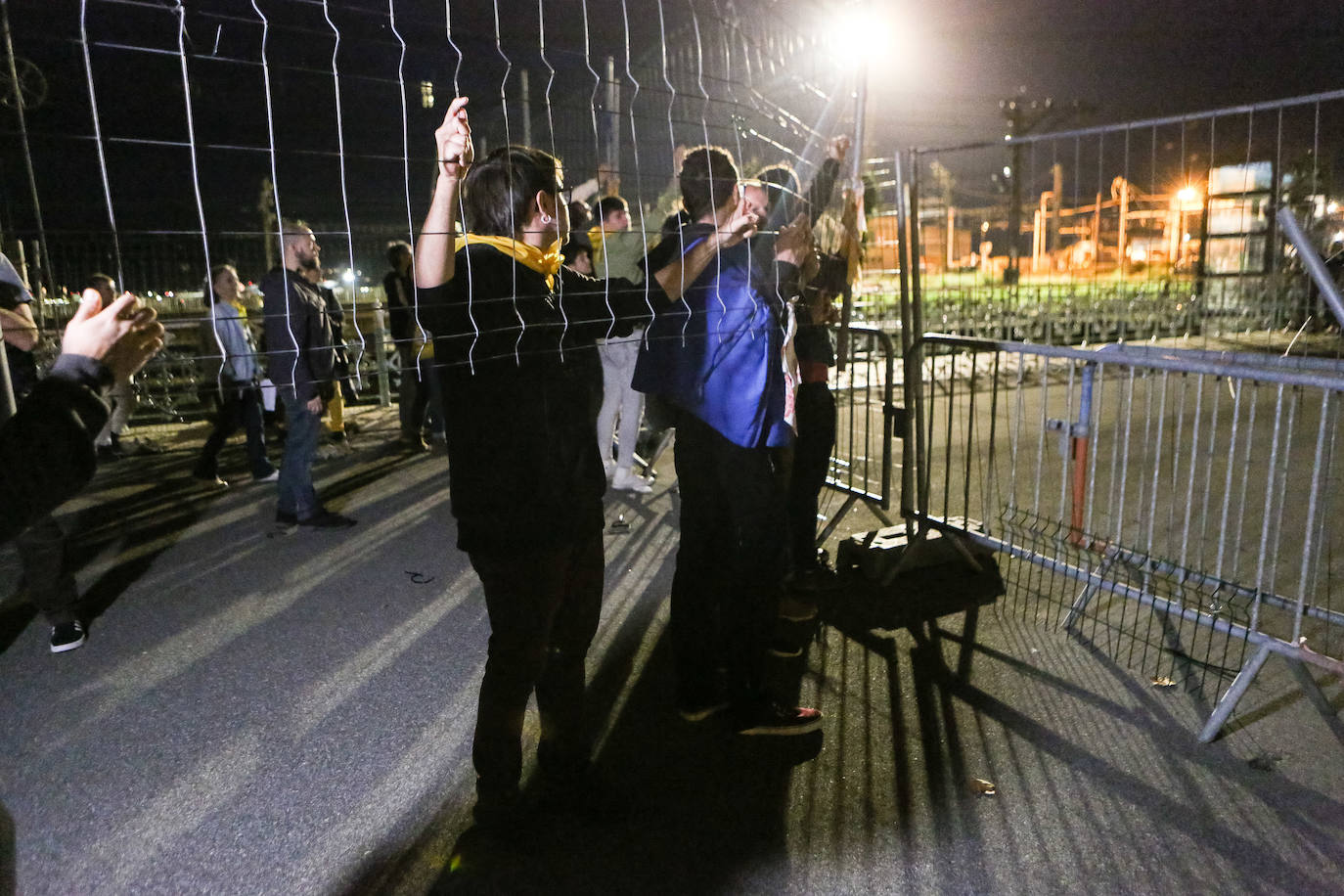 Fotos: Cientos de manifestantes retiran las vallas que impiden el paso entre Irun y Hendaia