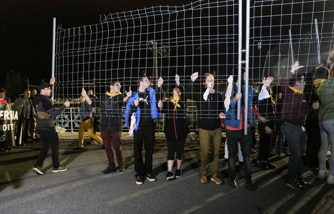 Fotos: Cientos de manifestantes retiran las vallas que impiden el paso entre Irun y Hendaia