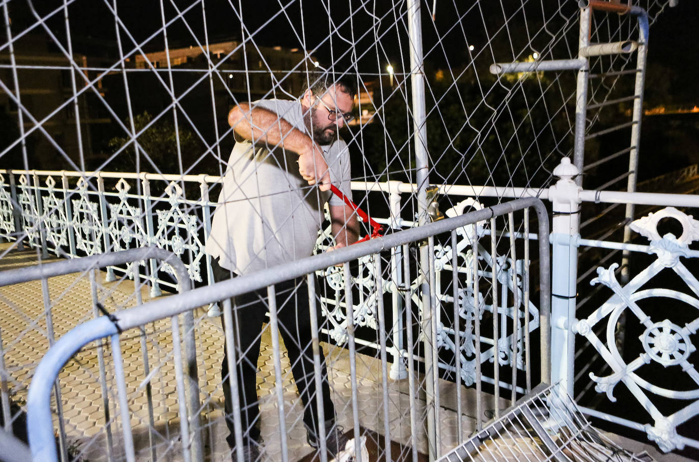 Fotos: Cientos de manifestantes retiran las vallas que impiden el paso entre Irun y Hendaia