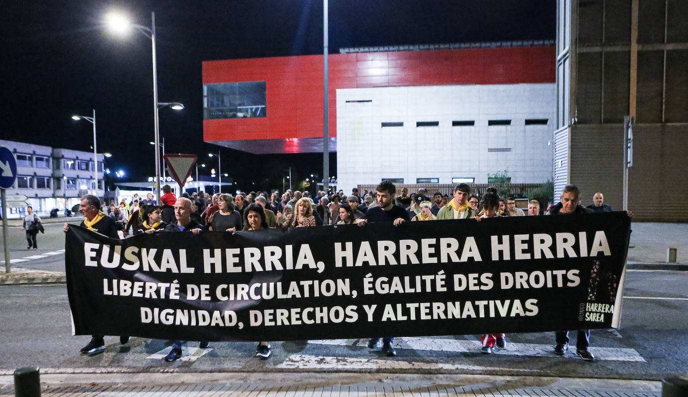 Fotos: Cientos de manifestantes retiran las vallas que impiden el paso entre Irun y Hendaia