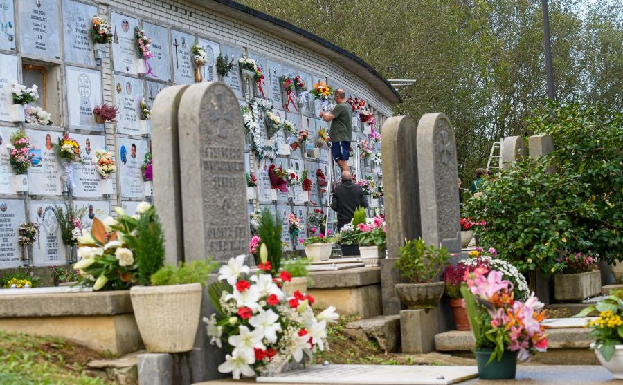 Fotos: Los cementerios se engalanan por Todos los Santos