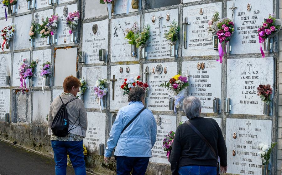 Fotos: Los cementerios se engalanan por Todos los Santos