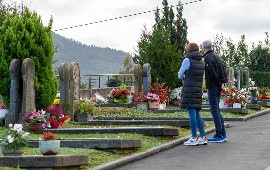 Fotos: Los cementerios se engalanan por Todos los Santos