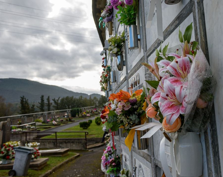 Fotos: Los cementerios se engalanan por Todos los Santos