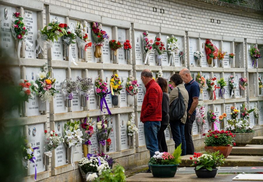 Fotos: Los cementerios se engalanan por Todos los Santos