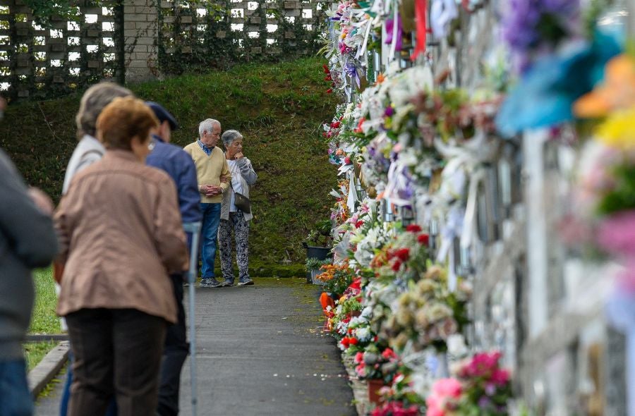 Fotos: Los cementerios se engalanan por Todos los Santos